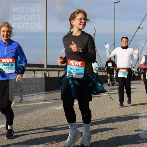 03.10.2025 - Köhlbrandbrückenlauf Strokosch-Dieckow http://msf.ph/oto/9123116 03.10.2025 10:01:16 Position 2 3739, 3367, 3001 meine-sportfotos.de