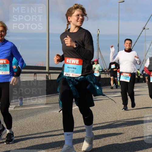 03.10.2025 - Köhlbrandbrückenlauf Strokosch-Dieckow http://msf.ph/oto/9123119 03.10.2025 10:01:16 Position 2 3001, 3739, 3367 meine-sportfotos.de