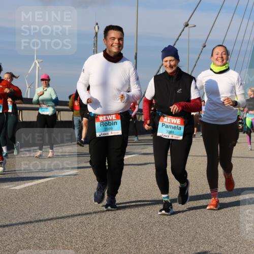 03.10.2025 - Köhlbrandbrückenlauf Strokosch-Dieckow http://msf.ph/oto/9123123 03.10.2025 10:01:17 Position 2 3479, 2999, 3001 meine-sportfotos.de