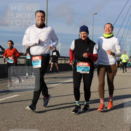 03.10.2025 - Köhlbrandbrückenlauf Strokosch-Dieckow http://msf.ph/oto/9123139 03.10.2025 10:01:19 Position 2 2999, 3001 meine-sportfotos.de