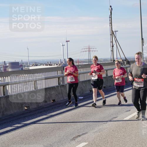 03.10.2025 - Köhlbrandbrückenlauf Michael Burmester http://msf.ph/oto/9123143 03.10.2025 13:05:39 Position 2 95, 4884, 5564, 1 meine-sportfotos.de