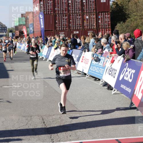 03.10.2025 - Köhlbrandbrückenlauf Jannik Wohlers http://msf.ph/oto/9123354 03.10.2025 13:05:36 Ziel 4011, 4062, 4161, 4278, 4296, 4332, 4384, 4584, 5468, 5676, 6281, 6786, 6787 meine-sportfotos.de