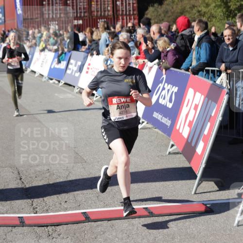 03.10.2025 - Köhlbrandbrückenlauf Jannik Wohlers http://msf.ph/oto/9123401 03.10.2025 13:05:36 Ziel 4011, 4062, 4161, 4278, 4296, 4332, 4384, 4584, 5468, 5676, 6281, 6786, 6787 meine-sportfotos.de