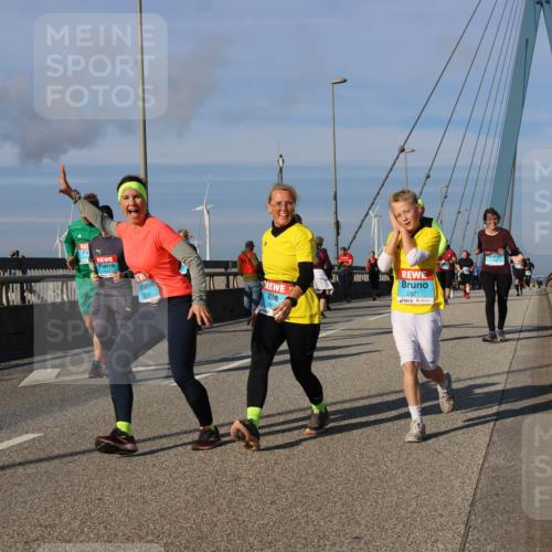 03.10.2025 - Köhlbrandbrückenlauf Strokosch-Dieckow http://msf.ph/oto/9123444 03.10.2025 10:01:50 Position 2 2874, 2871 meine-sportfotos.de