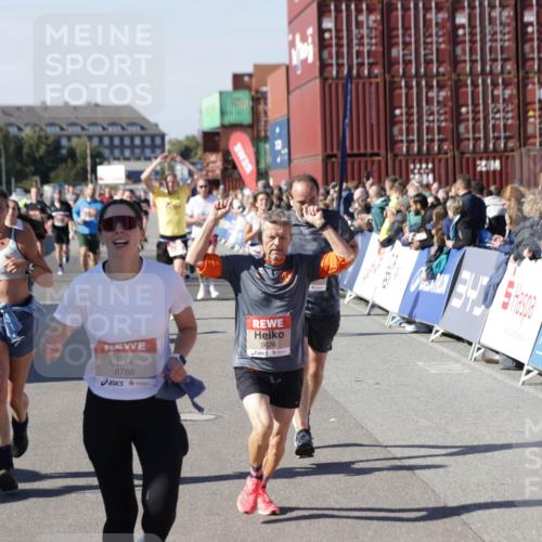 03.10.2025 - Köhlbrandbrückenlauf Jannik Wohlers http://msf.ph/oto/9123594 03.10.2025 13:05:42 Ziel 4062, 4133, 4161, 4278, 4296, 4332, 4384, 4467, 4564, 4599, 5468, 5676, 5964, 6281, 6631, 6786, 6787 meine-sportfotos.de