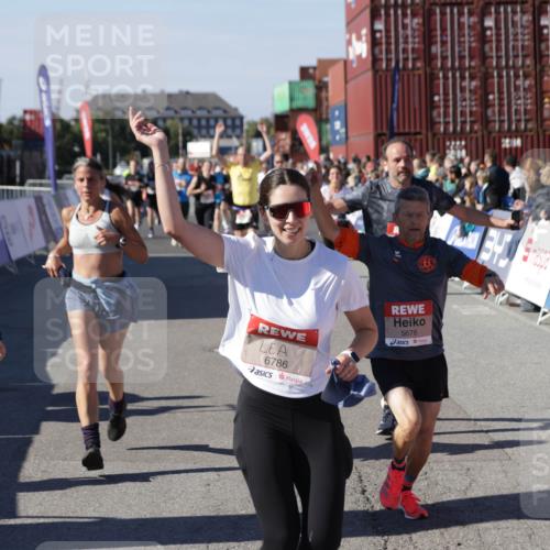 03.10.2025 - Köhlbrandbrückenlauf Jannik Wohlers http://msf.ph/oto/9123625 03.10.2025 13:05:42 Ziel 4062, 4133, 4161, 4278, 4296, 4332, 4384, 4467, 4564, 4599, 5468, 5676, 5964, 6281, 6631, 6786, 6787 meine-sportfotos.de