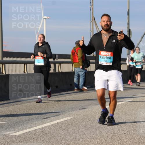 03.10.2025 - Köhlbrandbrückenlauf Strokosch-Dieckow http://msf.ph/oto/9123652 03.10.2025 10:02:15 Position 2 3800, 1763 meine-sportfotos.de