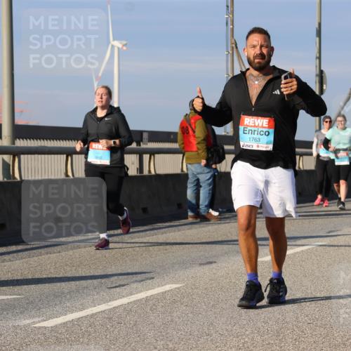 03.10.2025 - Köhlbrandbrückenlauf Strokosch-Dieckow http://msf.ph/oto/9123658 03.10.2025 10:02:15 Position 2 3800, 1763 meine-sportfotos.de