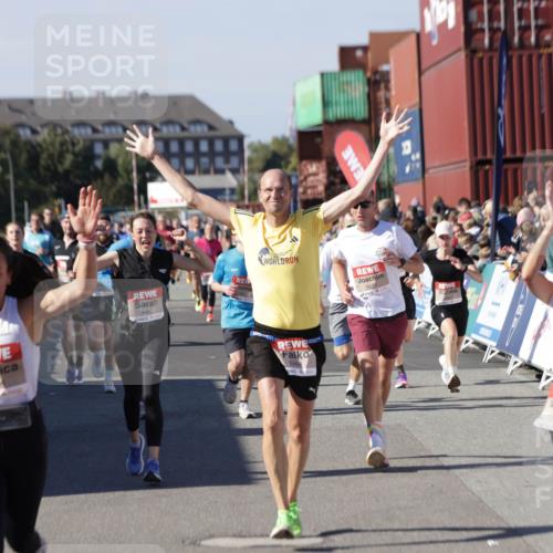 03.10.2025 - Köhlbrandbrückenlauf Jannik Wohlers http://msf.ph/oto/9123684 03.10.2025 13:05:45 Ziel 4066, 4133, 4278, 4290, 4296, 4332, 4335, 4336, 4413, 4467, 4564, 4599, 4643, 5676, 5964, 6281, 6631, 6642, 6786, 6787 meine-sportfotos.de