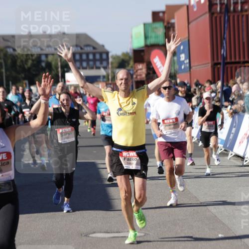 03.10.2025 - Köhlbrandbrückenlauf Jannik Wohlers http://msf.ph/oto/9123692 03.10.2025 13:05:45 Ziel 4066, 4133, 4278, 4290, 4296, 4332, 4335, 4336, 4413, 4467, 4564, 4599, 4643, 5676, 5964, 6281, 6631, 6642, 6786, 6787 meine-sportfotos.de