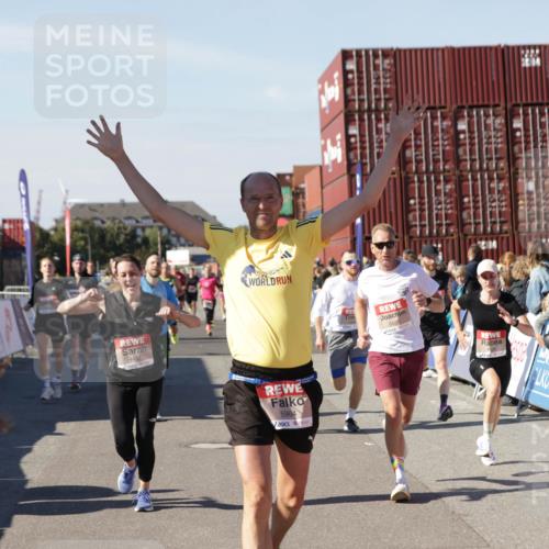 03.10.2025 - Köhlbrandbrückenlauf Jannik Wohlers http://msf.ph/oto/9123733 03.10.2025 13:05:47 Ziel 4066, 4133, 4290, 4296, 4332, 4335, 4336, 4413, 4467, 4564, 4599, 4643, 5676, 5764, 5964, 6281, 6631, 6642, 6786, 6787 meine-sportfotos.de
