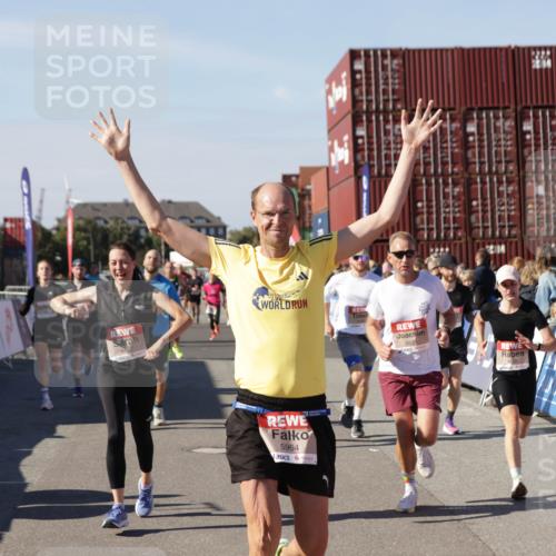 03.10.2025 - Köhlbrandbrückenlauf Jannik Wohlers http://msf.ph/oto/9123738 03.10.2025 13:05:47 Ziel 4066, 4133, 4290, 4296, 4332, 4335, 4336, 4413, 4467, 4564, 4599, 4643, 5676, 5764, 5964, 6281, 6631, 6642, 6786, 6787 meine-sportfotos.de