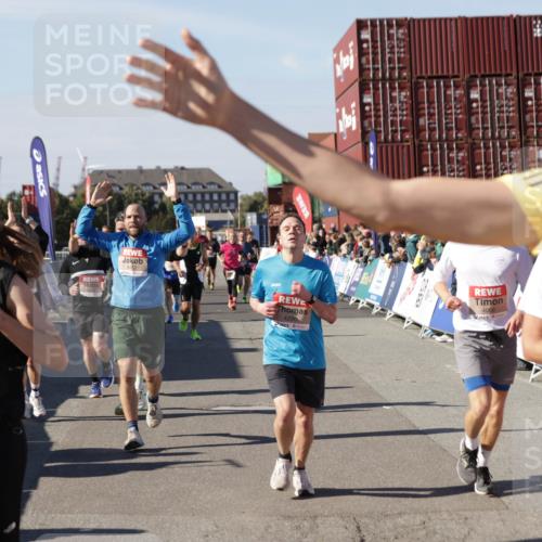 03.10.2025 - Köhlbrandbrückenlauf Jannik Wohlers http://msf.ph/oto/9123775 03.10.2025 13:05:49 Ziel 4066, 4133, 4290, 4296, 4332, 4335, 4336, 4413, 4467, 4564, 4599, 4643, 5676, 5764, 5964, 6631, 6642, 6720, 6786, 6787 meine-sportfotos.de