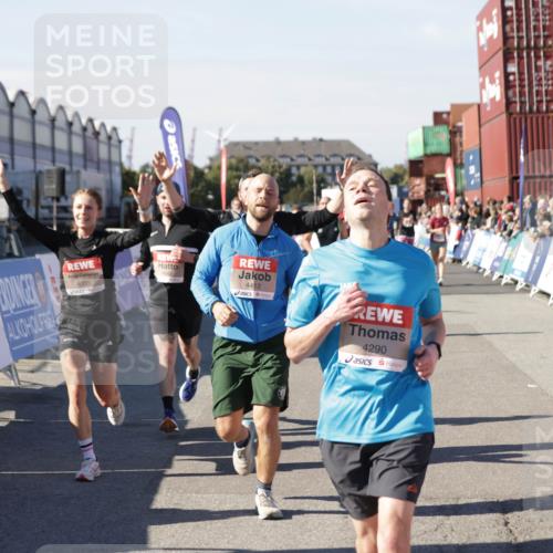 03.10.2025 - Köhlbrandbrückenlauf Jannik Wohlers http://msf.ph/oto/9123814 03.10.2025 13:05:50 Ziel 4066, 4133, 4290, 4296, 4332, 4335, 4336, 4413, 4467, 4564, 4599, 4643, 5676, 5764, 5964, 6214, 6533, 6631, 6642, 6720, 6786, 6787 meine-sportfotos.de