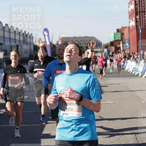 03.10.2025 - Köhlbrandbrückenlauf Jannik Wohlers http://msf.ph/oto/9123831 03.10.2025 13:05:50 Ziel 4066, 4133, 4290, 4296, 4332, 4335, 4336, 4413, 4467, 4564, 4599, 4643, 5676, 5764, 5964, 6214, 6533, 6631, 6642, 6720, 6786, 6787 meine-sportfotos.de