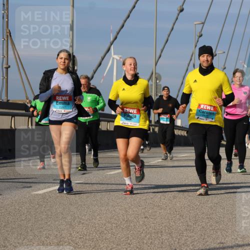 03.10.2025 - Köhlbrandbrückenlauf Strokosch-Dieckow http://msf.ph/oto/9123836 03.10.2025 10:02:48 Position 2 2297, 2875, 2872 meine-sportfotos.de