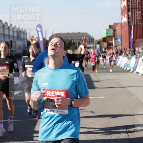 03.10.2025 - Köhlbrandbrückenlauf Jannik Wohlers http://msf.ph/oto/9123837 03.10.2025 13:05:51 Ziel 4066, 4133, 4290, 4296, 4327, 4328, 4332, 4335, 4336, 4413, 4467, 4564, 4599, 4643, 4761, 5676, 5764, 5964, 6214, 6533, 6631, 6642, 6720, 6786, 6787 meine-sportfotos.de