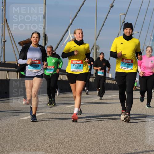03.10.2025 - Köhlbrandbrückenlauf Strokosch-Dieckow http://msf.ph/oto/9123846 03.10.2025 10:02:48 Position 2 2297, 2875, 2872 meine-sportfotos.de