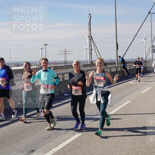 03.10.2025 - Köhlbrandbrückenlauf Michael Burmester http://msf.ph/oto/9123856 03.10.2025 13:06:41 Position 2 5835, 5831, 5832 meine-sportfotos.de