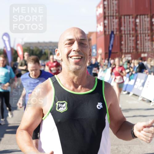 03.10.2025 - Köhlbrandbrückenlauf Jannik Wohlers http://msf.ph/oto/9123902 03.10.2025 13:05:55 Ziel 4066, 4133, 4290, 4302, 4327, 4328, 4335, 4336, 4413, 4467, 4564, 4599, 4643, 4761, 4954, 5096, 5764, 5964, 6158, 6214, 6305, 6533, 6631, 6642, 6720 meine-sportfotos.de