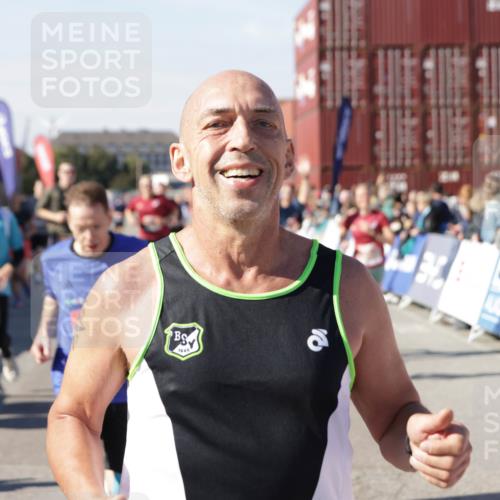 03.10.2025 - Köhlbrandbrückenlauf Jannik Wohlers http://msf.ph/oto/9123903 03.10.2025 13:05:55 Ziel 4066, 4133, 4290, 4302, 4327, 4328, 4335, 4336, 4413, 4467, 4564, 4599, 4643, 4761, 4954, 5096, 5764, 5964, 6158, 6214, 6305, 6533, 6631, 6642, 6720 meine-sportfotos.de