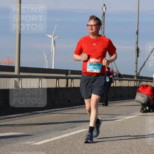 03.10.2025 - Köhlbrandbrückenlauf Strokosch-Dieckow http://msf.ph/oto/9123943 03.10.2025 10:03:13 Position 2 2390, 1961 meine-sportfotos.de