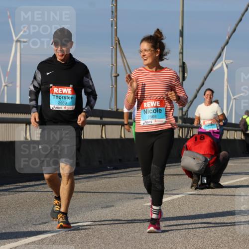 03.10.2025 - Köhlbrandbrückenlauf Strokosch-Dieckow http://msf.ph/oto/9123976 03.10.2025 10:03:19 Position 2 2569, 2568 meine-sportfotos.de