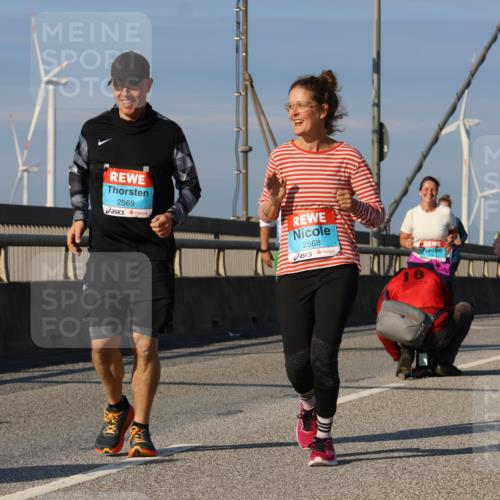 03.10.2025 - Köhlbrandbrückenlauf Strokosch-Dieckow http://msf.ph/oto/9123979 03.10.2025 10:03:19 Position 2 2569, 2568 meine-sportfotos.de
