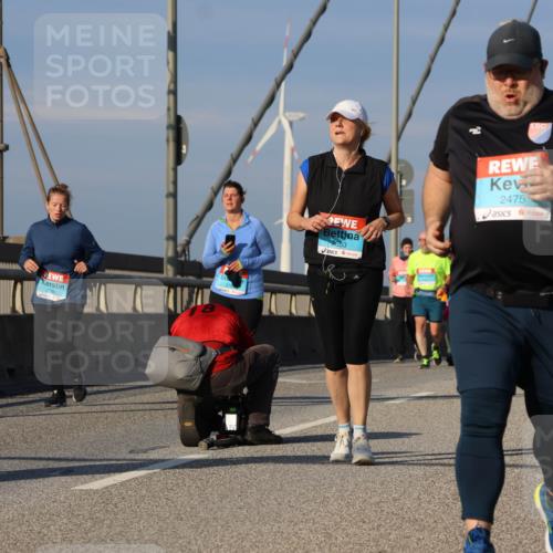03.10.2025 - Köhlbrandbrückenlauf Strokosch-Dieckow http://msf.ph/oto/9124003 03.10.2025 10:03:23 Position 2 3453, 2553, 2475 meine-sportfotos.de