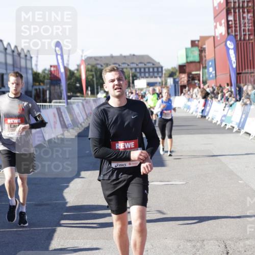 03.10.2025 - Köhlbrandbrückenlauf Jannik Wohlers http://msf.ph/oto/9124041 03.10.2025 13:06:00 Ziel 4302, 4327, 4328, 4335, 4336, 4413, 4643, 4761, 4954, 5096, 5764, 6158, 6214, 6305, 6510, 6533, 6720 meine-sportfotos.de