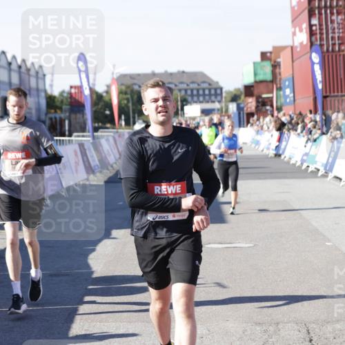 03.10.2025 - Köhlbrandbrückenlauf Jannik Wohlers http://msf.ph/oto/9124047 03.10.2025 13:06:01 Ziel 4302, 4327, 4328, 4643, 4761, 4954, 5096, 5764, 6158, 6214, 6305, 6510, 6533, 6720 meine-sportfotos.de