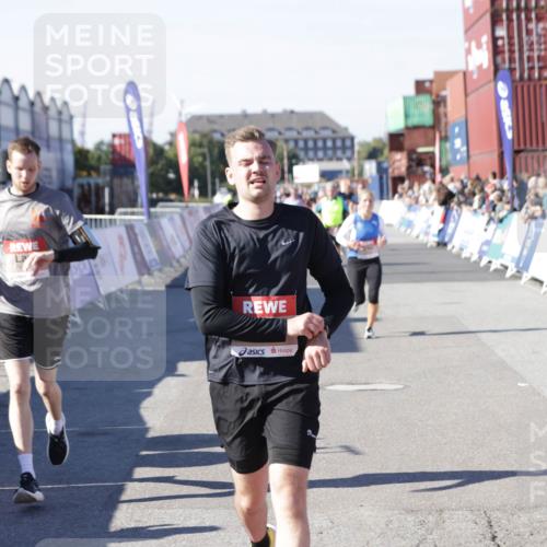 03.10.2025 - Köhlbrandbrückenlauf Jannik Wohlers http://msf.ph/oto/9124051 03.10.2025 13:06:01 Ziel 4302, 4327, 4328, 4643, 4761, 4954, 5096, 5764, 6158, 6214, 6305, 6510, 6533, 6720 meine-sportfotos.de