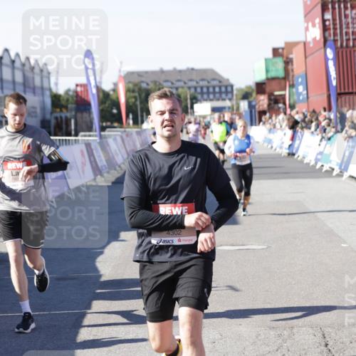 03.10.2025 - Köhlbrandbrückenlauf Jannik Wohlers http://msf.ph/oto/9124053 03.10.2025 13:06:01 Ziel 4302, 4327, 4328, 4643, 4761, 4954, 5096, 5764, 6158, 6214, 6305, 6510, 6533, 6720 meine-sportfotos.de