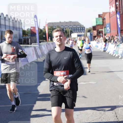 03.10.2025 - Köhlbrandbrückenlauf Jannik Wohlers http://msf.ph/oto/9124058 03.10.2025 13:06:01 Ziel 4302, 4327, 4328, 4643, 4761, 4954, 5096, 5764, 6158, 6214, 6305, 6510, 6533, 6720 meine-sportfotos.de
