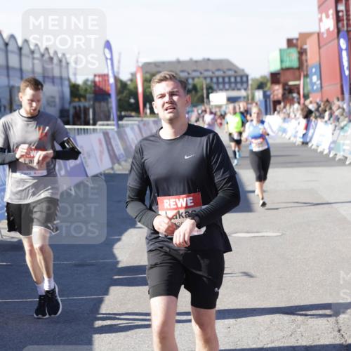 03.10.2025 - Köhlbrandbrückenlauf Jannik Wohlers http://msf.ph/oto/9124061 03.10.2025 13:06:01 Ziel 4302, 4327, 4328, 4643, 4761, 4954, 5096, 5764, 6158, 6214, 6305, 6510, 6533, 6720 meine-sportfotos.de