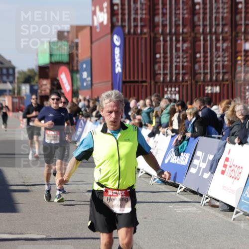 03.10.2025 - Köhlbrandbrückenlauf Jannik Wohlers http://msf.ph/oto/9124192 03.10.2025 13:06:08 Ziel 4302, 4504, 4635, 4738, 4954, 5096, 6158, 6222, 6224, 6305, 6323, 6356, 6510 meine-sportfotos.de