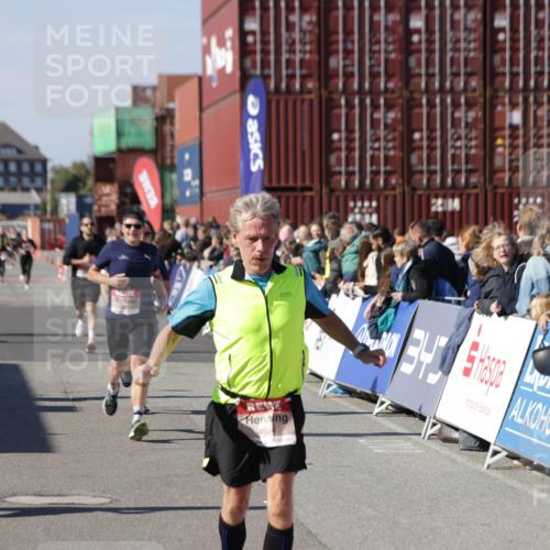 03.10.2025 - Köhlbrandbrückenlauf Jannik Wohlers http://msf.ph/oto/9124195 03.10.2025 13:06:08 Ziel 4302, 4504, 4635, 4738, 4954, 5096, 6158, 6222, 6224, 6305, 6323, 6356, 6510 meine-sportfotos.de
