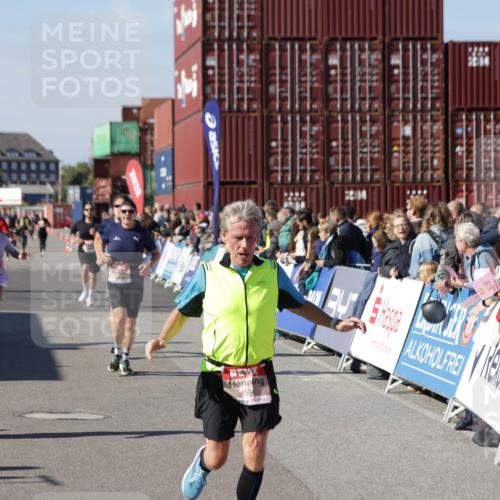 03.10.2025 - Köhlbrandbrückenlauf Jannik Wohlers http://msf.ph/oto/9124202 03.10.2025 13:06:08 Ziel 4302, 4504, 4635, 4738, 4954, 5096, 6158, 6222, 6224, 6305, 6323, 6356, 6510 meine-sportfotos.de