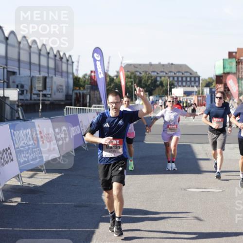 03.10.2025 - Köhlbrandbrückenlauf Jannik Wohlers http://msf.ph/oto/9124210 03.10.2025 13:06:09 Ziel 4302, 4504, 4635, 4738, 4954, 5096, 6158, 6222, 6224, 6323, 6356, 6510, 6850 meine-sportfotos.de