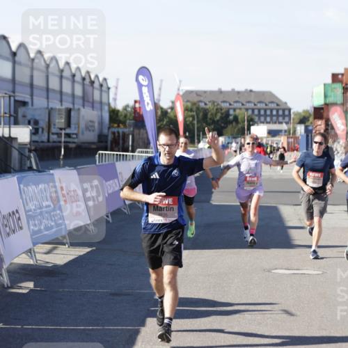 03.10.2025 - Köhlbrandbrückenlauf Jannik Wohlers http://msf.ph/oto/9124211 03.10.2025 13:06:09 Ziel 4302, 4504, 4635, 4738, 4954, 5096, 6158, 6222, 6224, 6323, 6356, 6510, 6850 meine-sportfotos.de