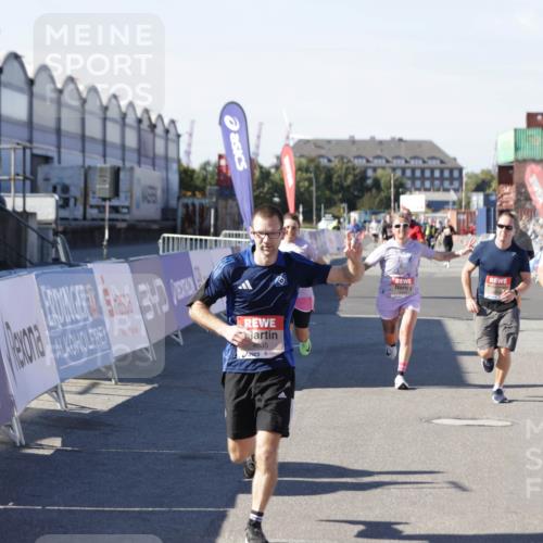 03.10.2025 - Köhlbrandbrückenlauf Jannik Wohlers http://msf.ph/oto/9124214 03.10.2025 13:06:09 Ziel 4302, 4504, 4635, 4738, 4954, 5096, 6158, 6222, 6224, 6323, 6356, 6510, 6850 meine-sportfotos.de