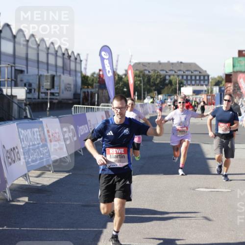 03.10.2025 - Köhlbrandbrückenlauf Jannik Wohlers http://msf.ph/oto/9124217 03.10.2025 13:06:09 Ziel 4302, 4504, 4635, 4738, 4954, 5096, 6158, 6222, 6224, 6323, 6356, 6510, 6850 meine-sportfotos.de