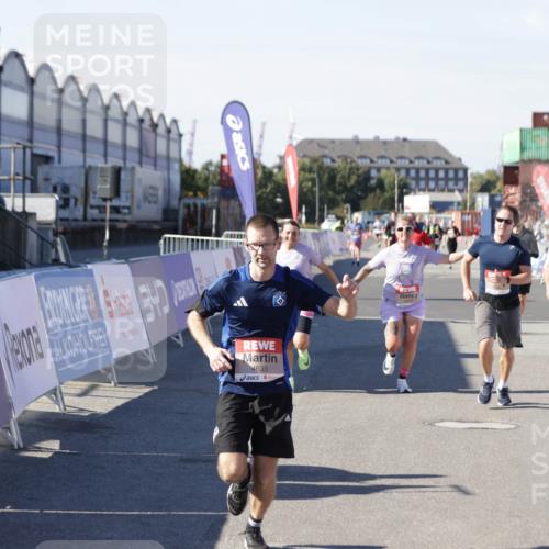03.10.2025 - Köhlbrandbrückenlauf Jannik Wohlers http://msf.ph/oto/9124220 03.10.2025 13:06:09 Ziel 4302, 4504, 4635, 4738, 4954, 5096, 6158, 6222, 6224, 6323, 6356, 6510, 6850 meine-sportfotos.de