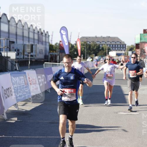 03.10.2025 - Köhlbrandbrückenlauf Jannik Wohlers http://msf.ph/oto/9124223 03.10.2025 13:06:09 Ziel 4302, 4504, 4635, 4738, 4954, 5096, 6158, 6222, 6224, 6323, 6356, 6510, 6850 meine-sportfotos.de