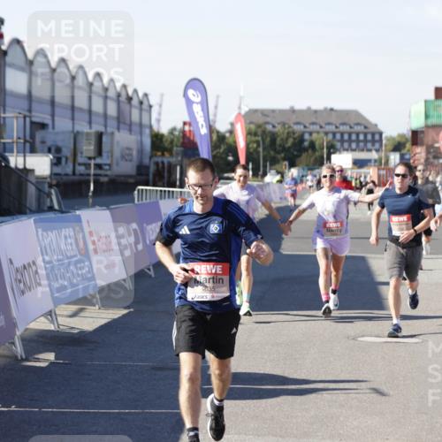 03.10.2025 - Köhlbrandbrückenlauf Jannik Wohlers http://msf.ph/oto/9124226 03.10.2025 13:06:09 Ziel 4302, 4504, 4635, 4738, 4954, 5096, 6158, 6222, 6224, 6323, 6356, 6510, 6850 meine-sportfotos.de