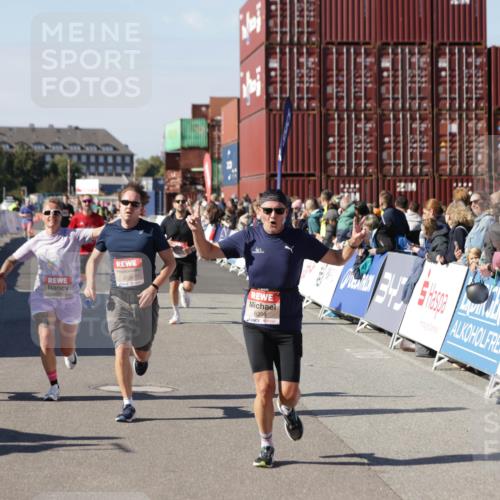 03.10.2025 - Köhlbrandbrückenlauf Jannik Wohlers http://msf.ph/oto/9124231 03.10.2025 13:06:10 Ziel 4504, 4635, 4738, 5096, 6222, 6224, 6323, 6356, 6510, 6850 meine-sportfotos.de