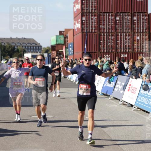 03.10.2025 - Köhlbrandbrückenlauf Jannik Wohlers http://msf.ph/oto/9124239 03.10.2025 13:06:10 Ziel 4504, 4635, 4738, 5096, 6222, 6224, 6323, 6356, 6510, 6850 meine-sportfotos.de