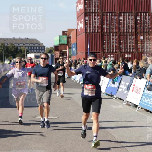 03.10.2025 - Köhlbrandbrückenlauf Jannik Wohlers http://msf.ph/oto/9124241 03.10.2025 13:06:10 Ziel 4504, 4635, 4738, 5096, 6222, 6224, 6323, 6356, 6510, 6850 meine-sportfotos.de