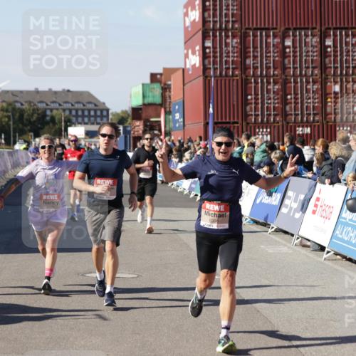 03.10.2025 - Köhlbrandbrückenlauf Jannik Wohlers http://msf.ph/oto/9124245 03.10.2025 13:06:11 Ziel 4504, 4635, 4738, 5096, 6222, 6224, 6323, 6356, 6510, 6850 meine-sportfotos.de