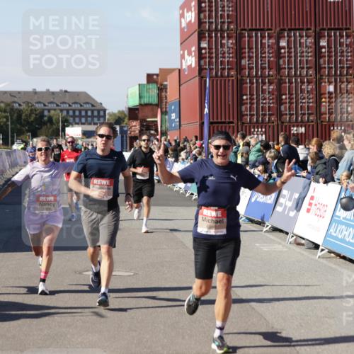 03.10.2025 - Köhlbrandbrückenlauf Jannik Wohlers http://msf.ph/oto/9124247 03.10.2025 13:06:11 Ziel 4504, 4635, 4738, 5096, 6222, 6224, 6323, 6356, 6510, 6850 meine-sportfotos.de